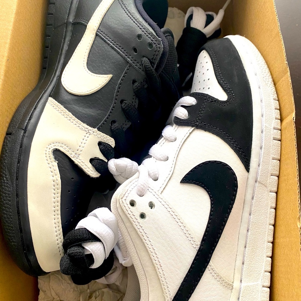 2015 NIKE DUNK SB LOW YIN YANG!! Rare! Size 7 men’s 8.5 women’s 🖤